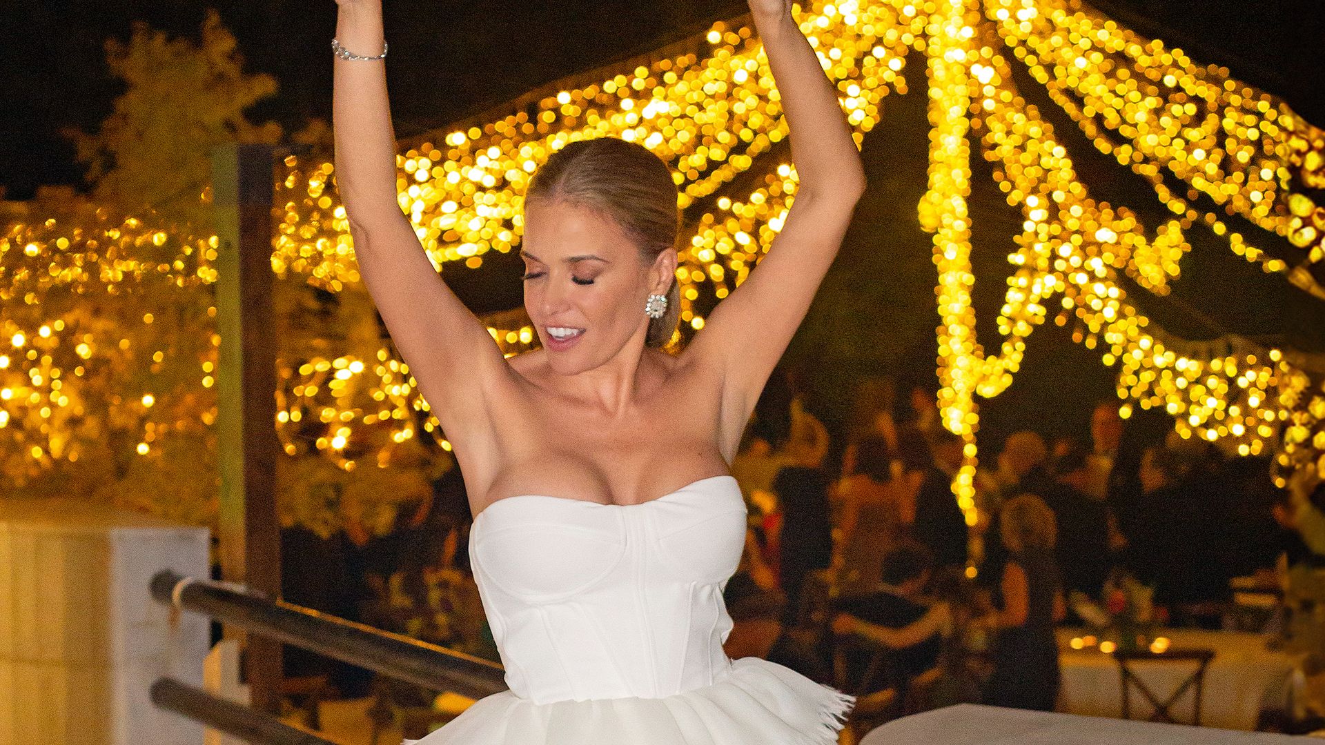 EXCLUSIVA. El segundo look de Christine Cambeiro en su boda: minivestido 'divertido' y zapatos de Carrie Bradshaw