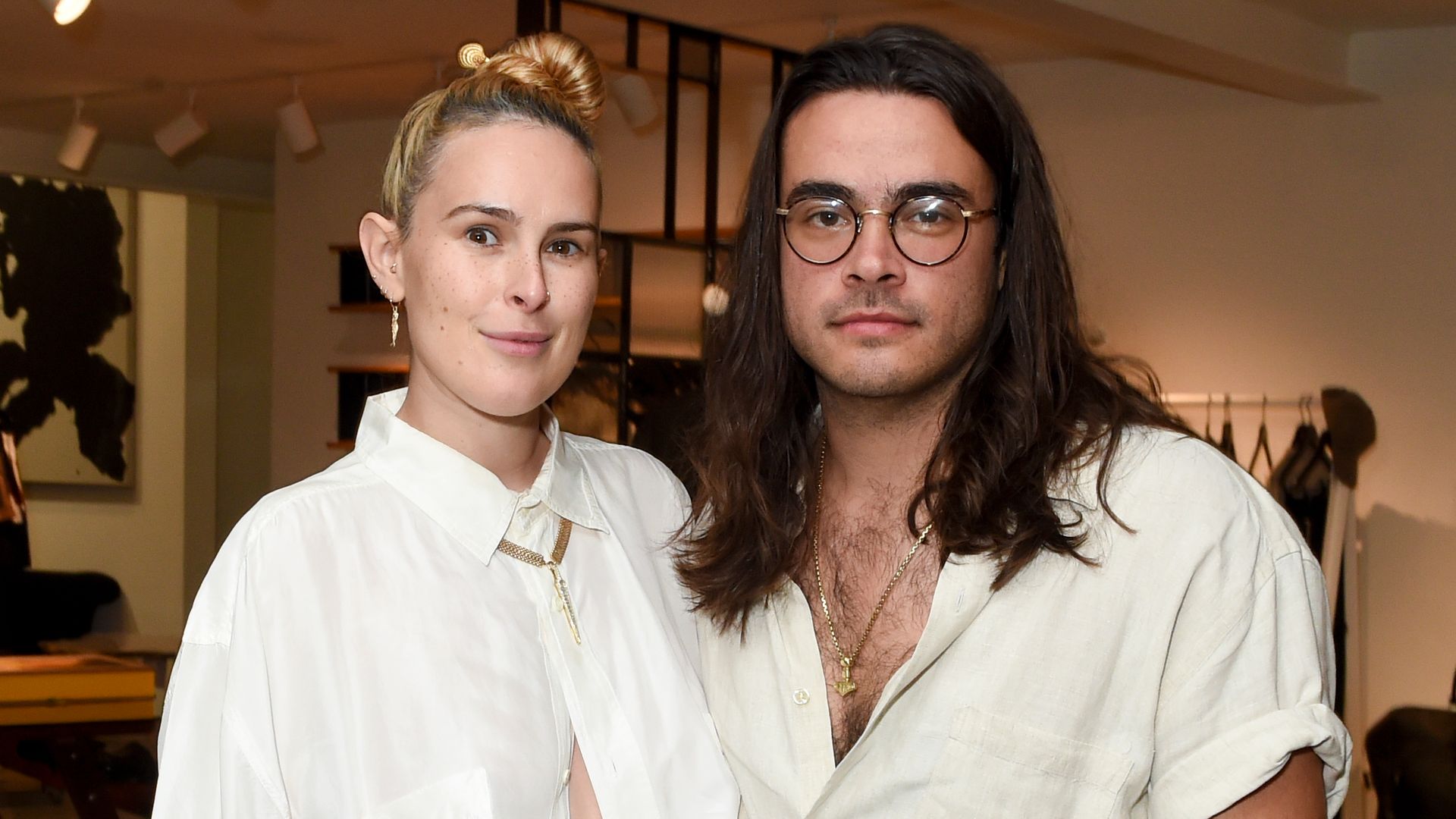 Rumer Willis y Derek Richard Thomas, padre de su hija, en una foto de archivo de 2023