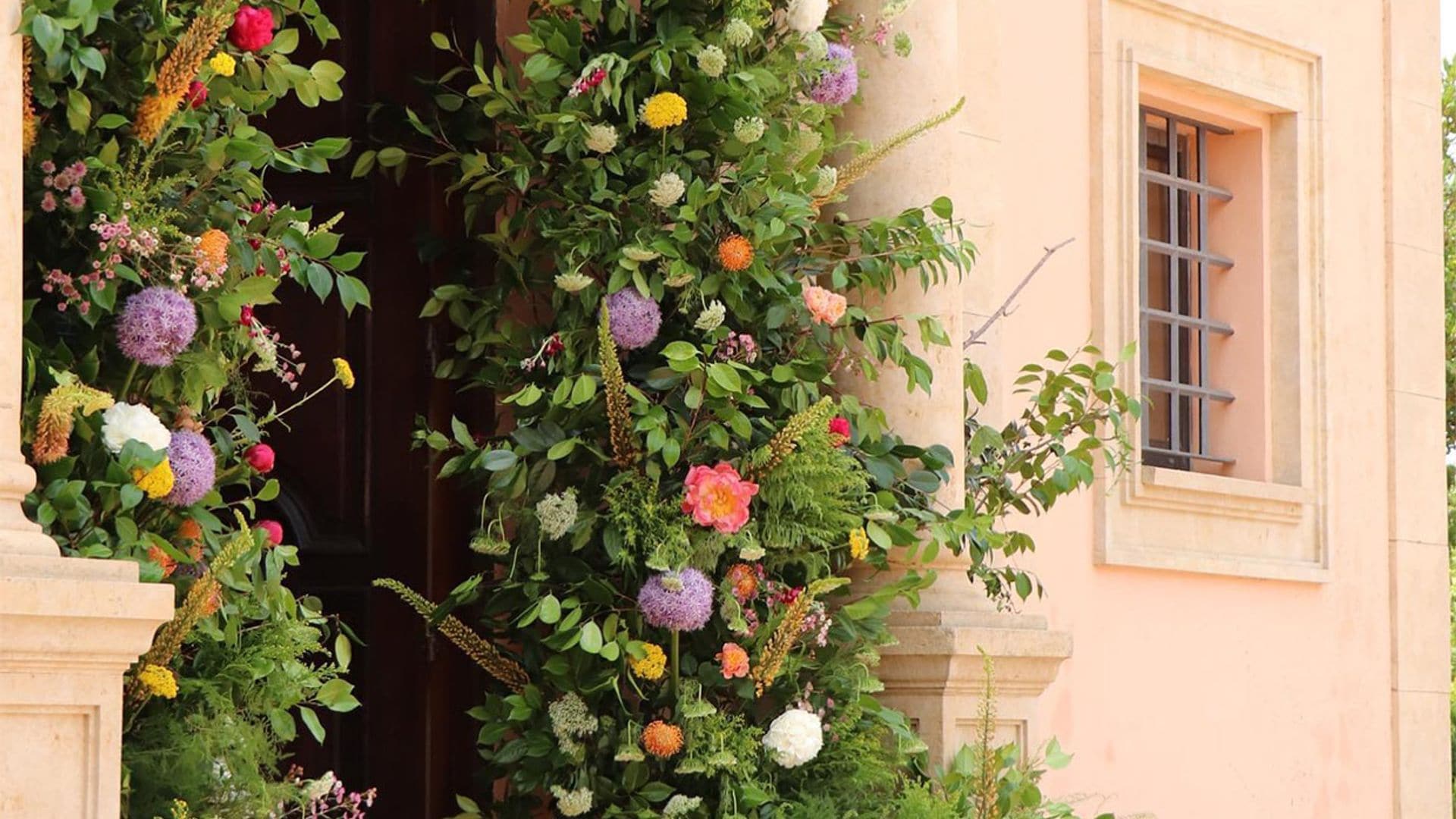 Decora la entrada de la iglesia con estos bonitos arreglos florales