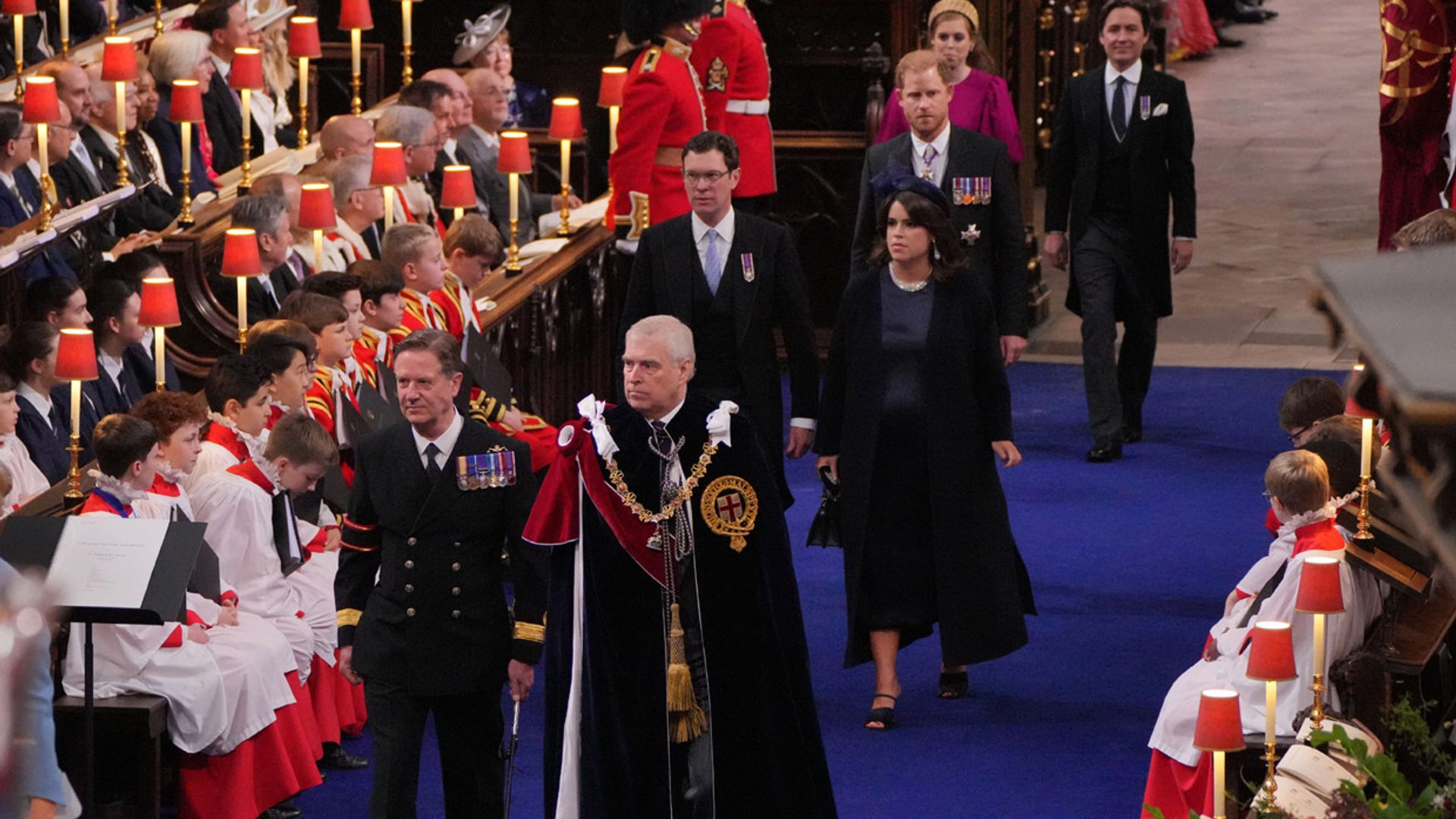 Harry relegado en la coronación de su padre, mientras Andrés revindica su sitio: las relaciones familiares cambian el protocolo