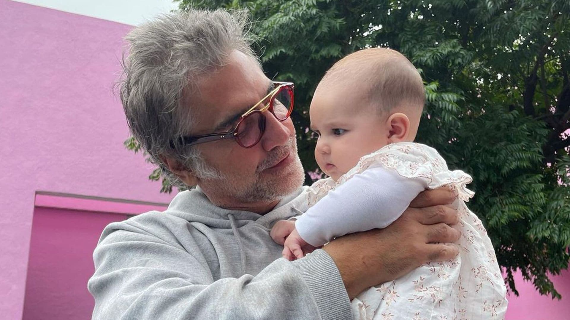 Las fotos más tiernas de Alejandro Fernández con su nieta Cayetana