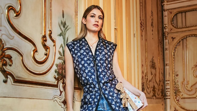 "Me siento muy cómoda llevando algo que refleja alegría, modernidad y un toque de extravagancia", dice Martina sobre la colección Louis Vuitton x Murakami, de la que lleva el bolso "All in" combinado con chaleco con estampado Monogram y vaqueros anchos 
