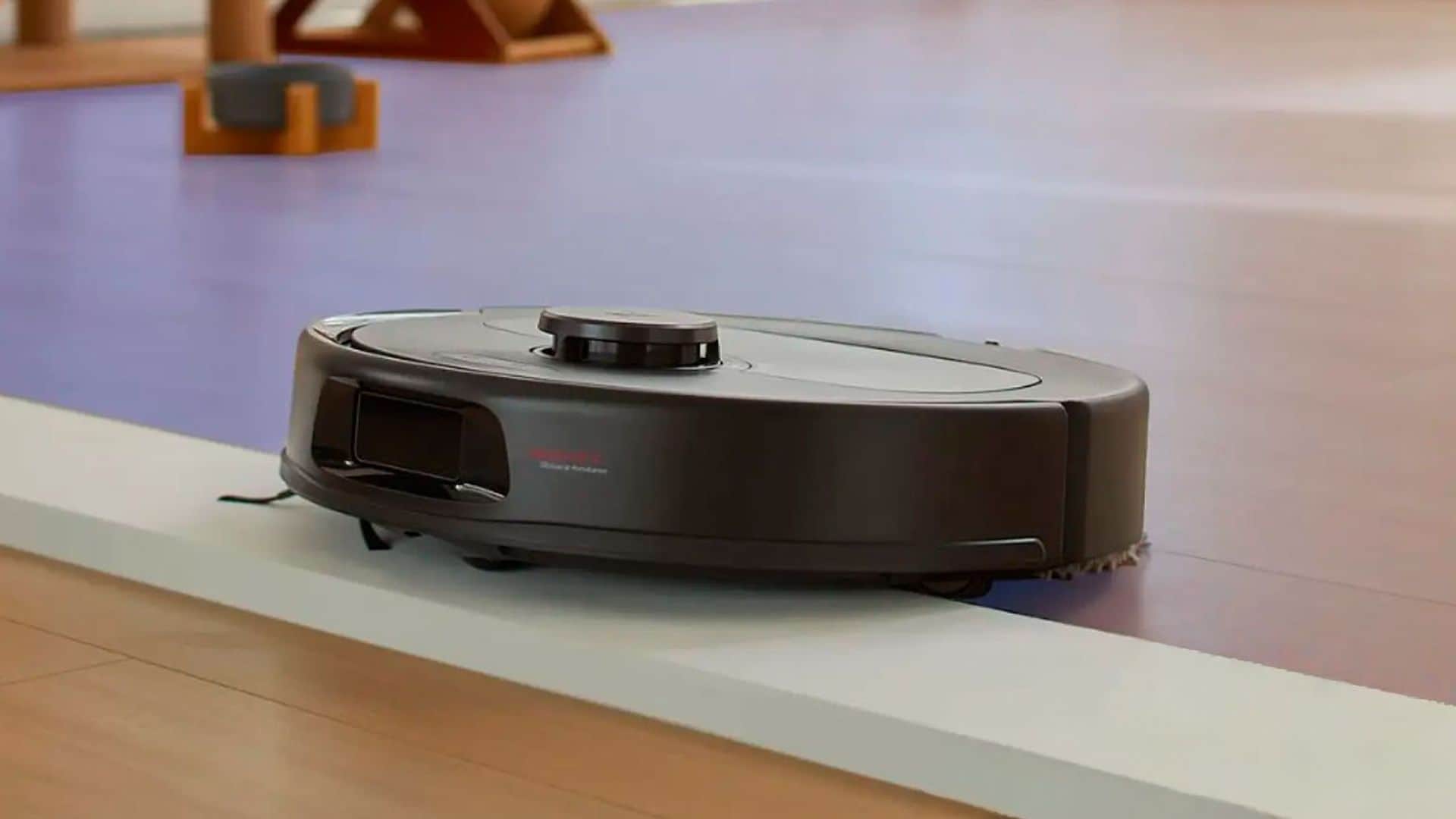 Un robot aspirador de Roborock limpiando