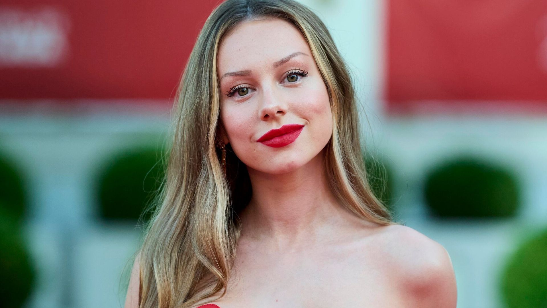 Ester Expósito entra en la ‘liga de las estrellas’ y ficha por una conocida agencia de modelos