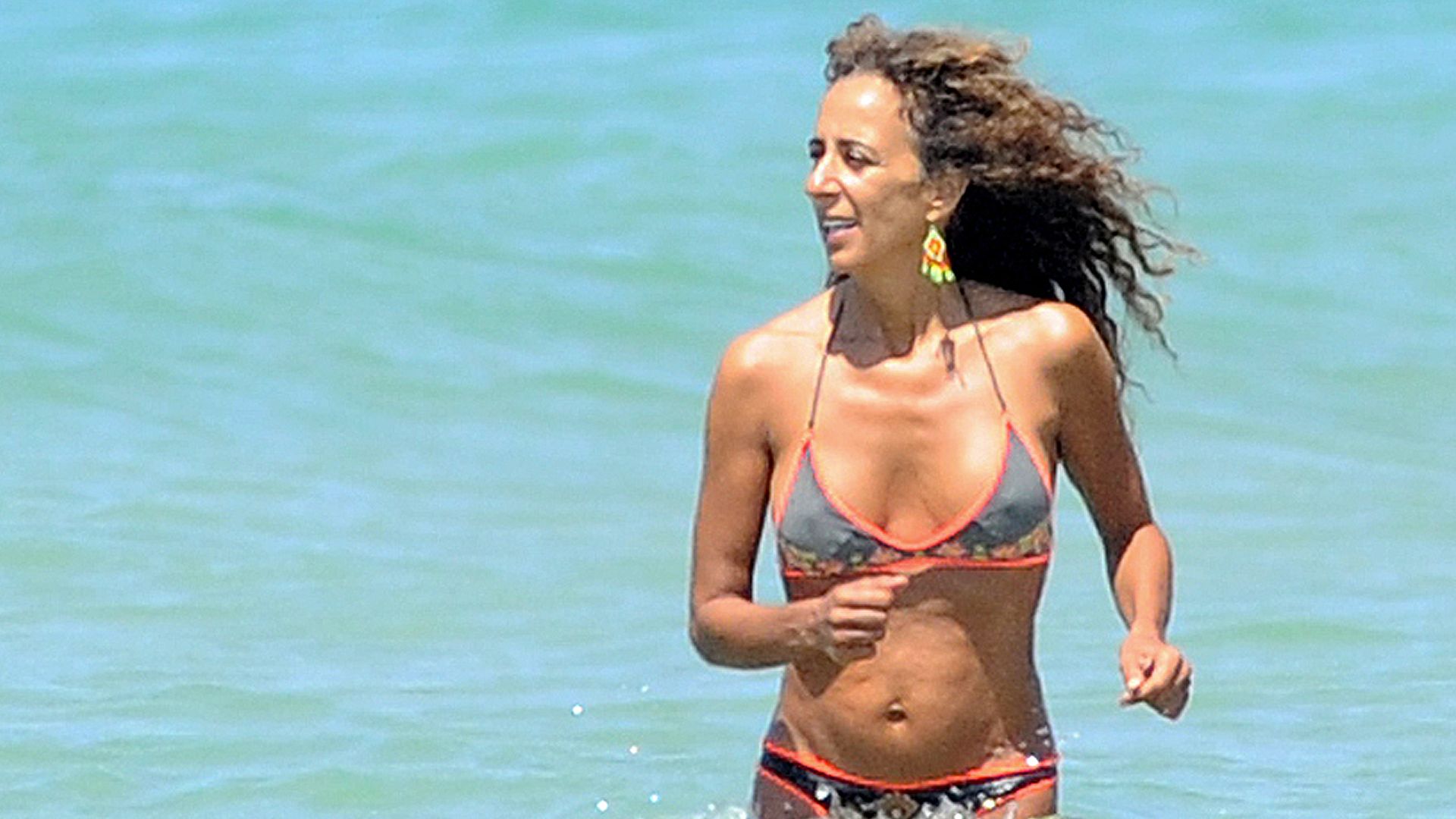Rosario Flores, bañándose en la playa en Cádiz
