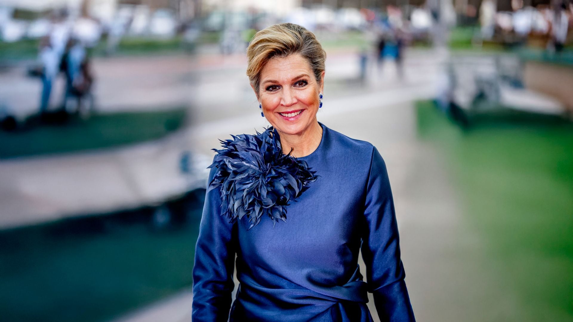 Máxima de Holanda asiste a la Gala Musical de Navidad con un look festivo: top con plumas y pendientes de zafiros