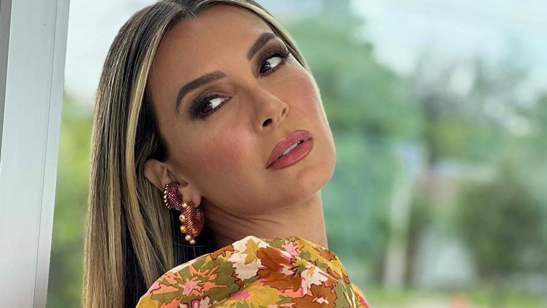Elizabeth Gutiérrez emprende misterioso viaje con un guapo acompañante que no es William Levy