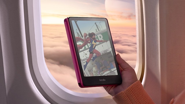 Una mujer usando un Kindle Scribe en un avión
