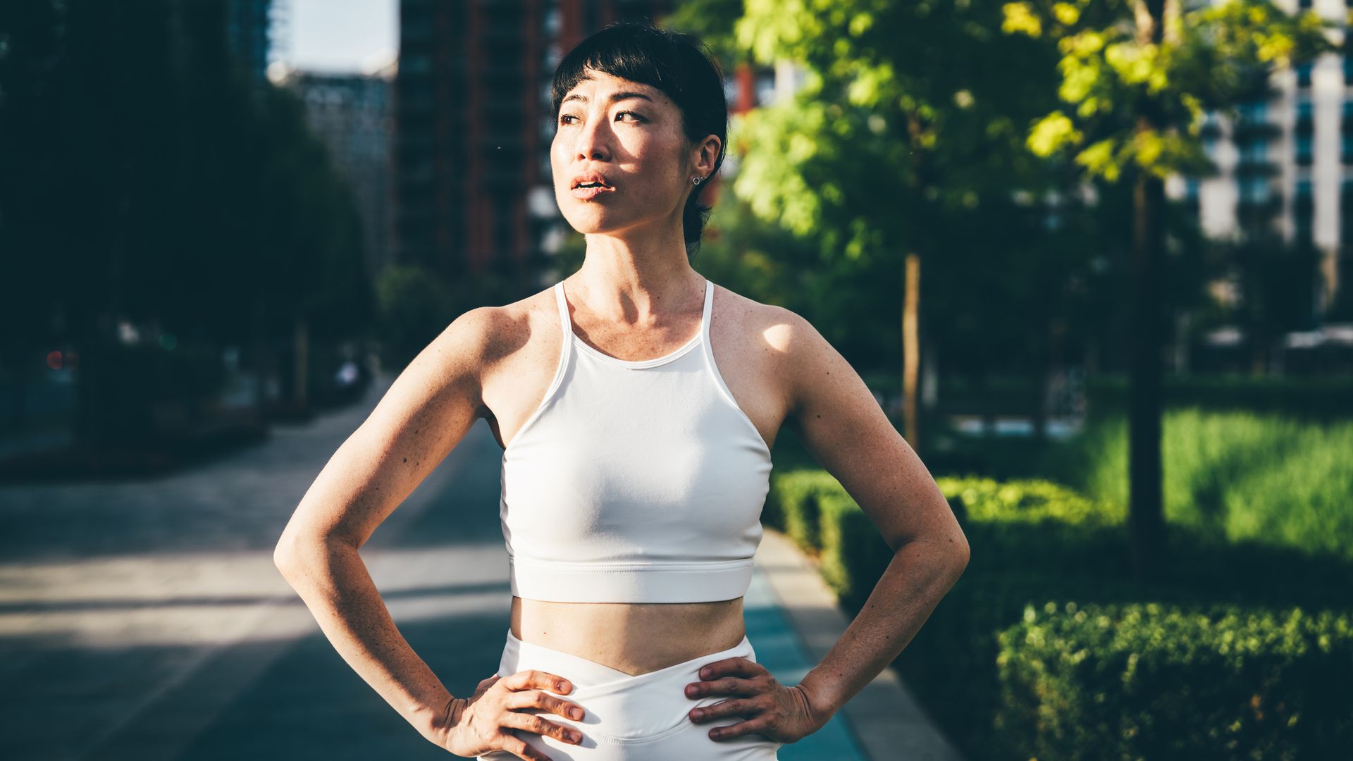 Mujer asiática en ropa deportiva en una pausa en su entrenamiento