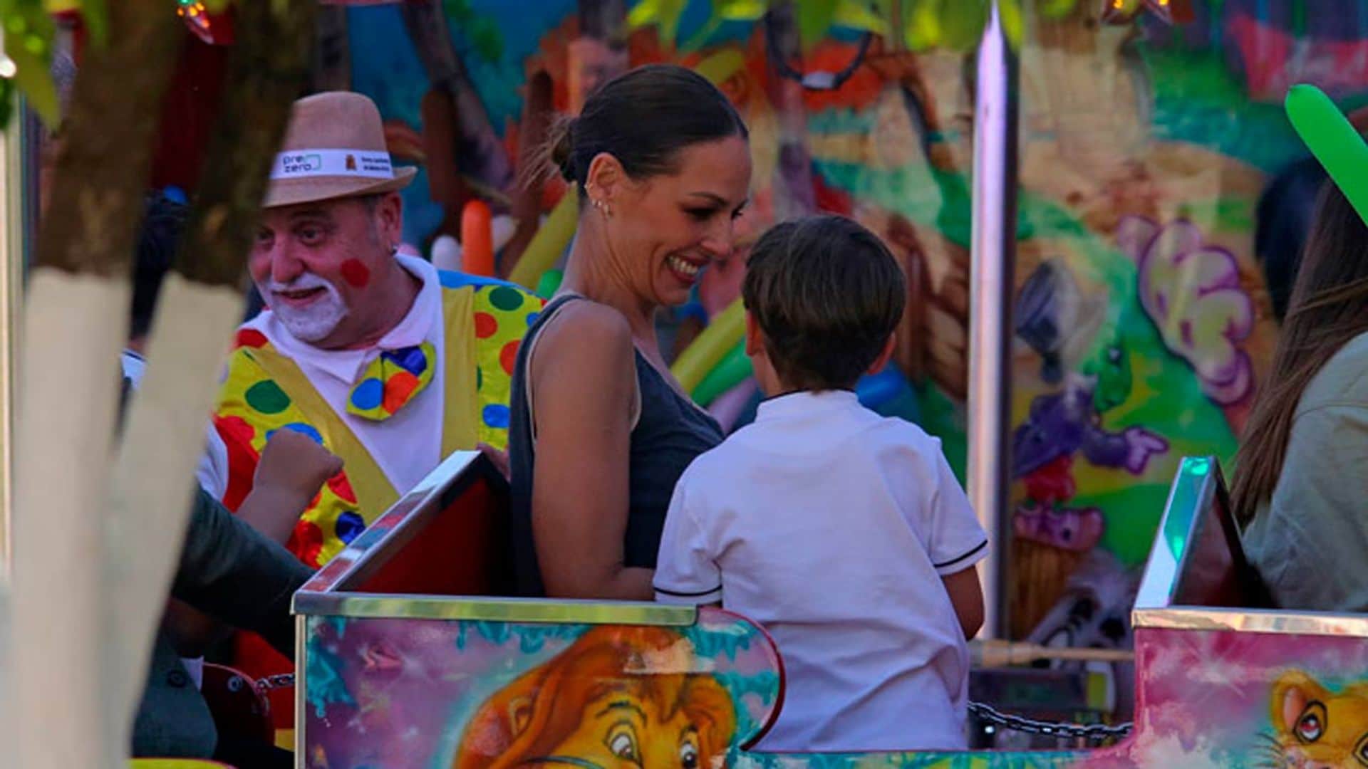 Eva González disfruta de la feria con su hijo Cayetano: casetas, atracciones y un look de impacto