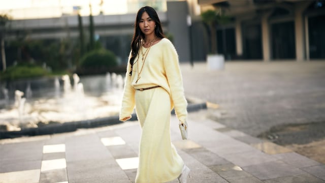 Look con falda midi amarilla de punto