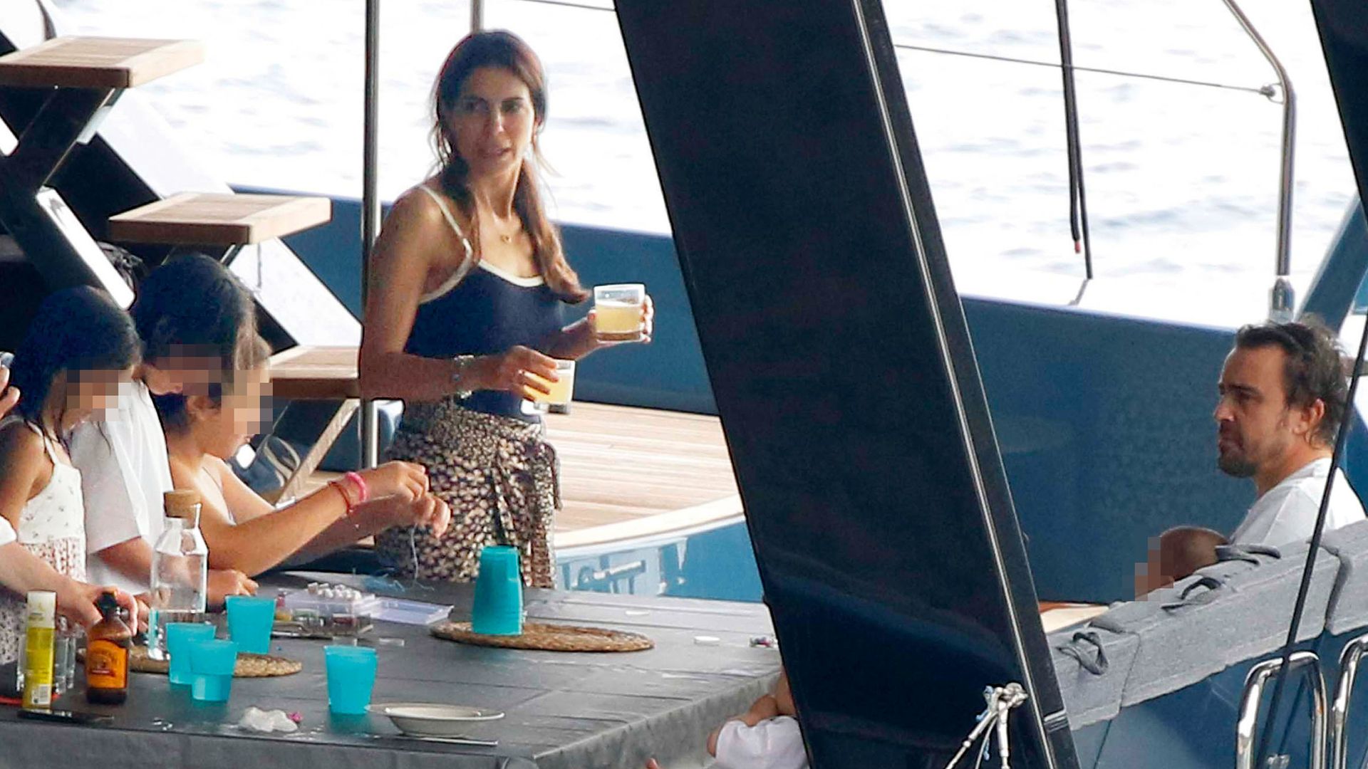 Fernando Alonso y Melissa Jiménez junto a la familia al completo en plena jornada marinera 