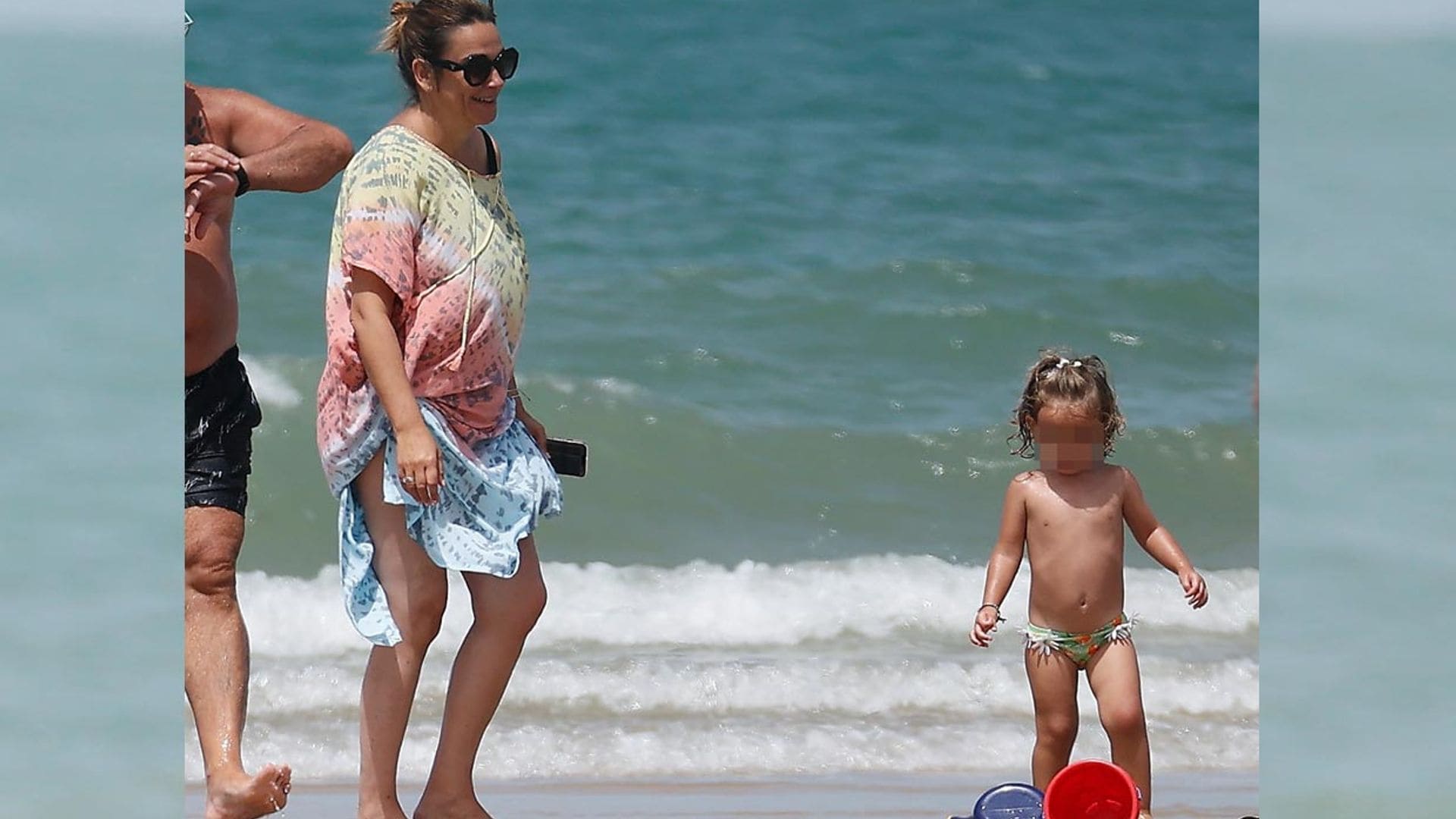 Toñi Moreno y su hija Lola, juegos y baños de sol en las playas gaditanas