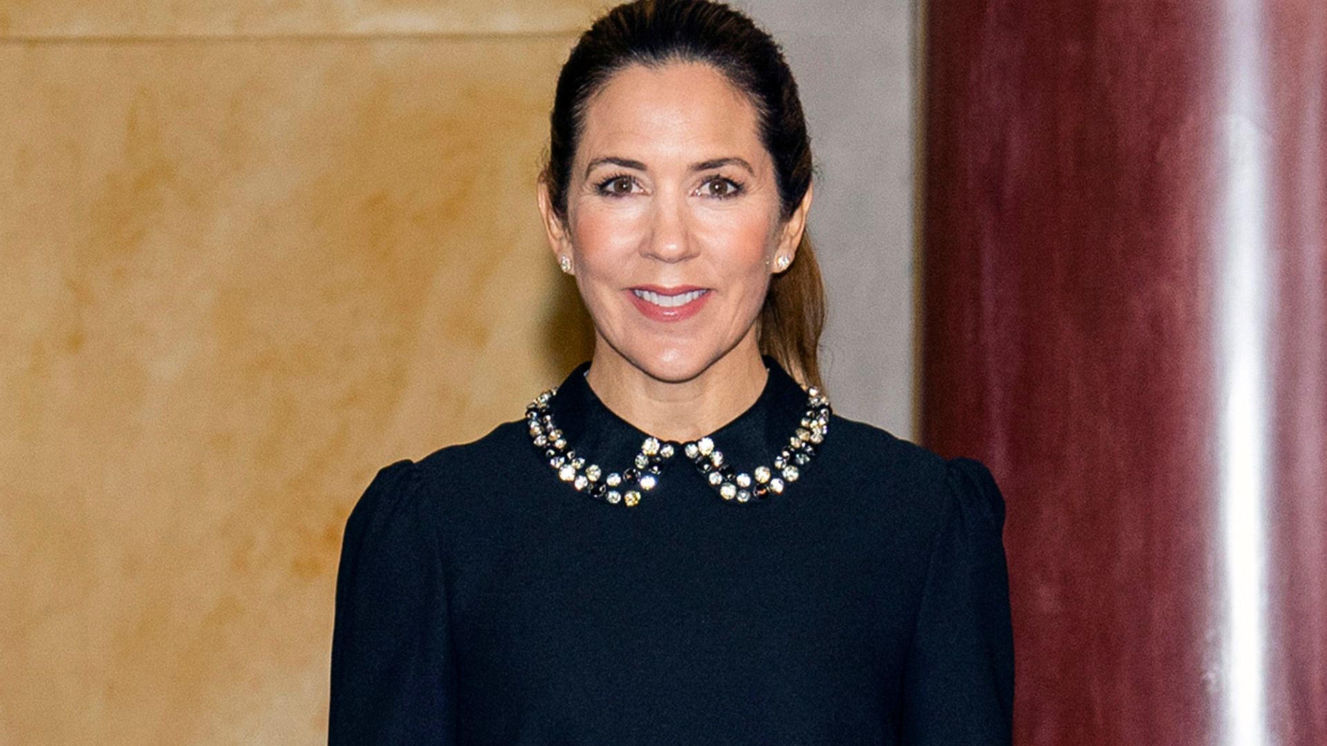 Tras Rania y Kate, Mary de Dinamarca se atreve con el look que no necesita joyas