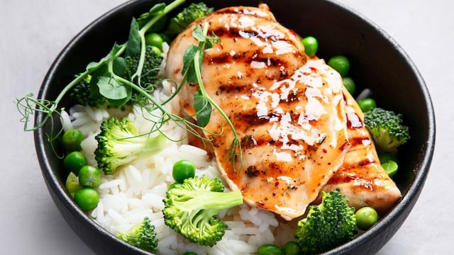 Pollo con guisantes