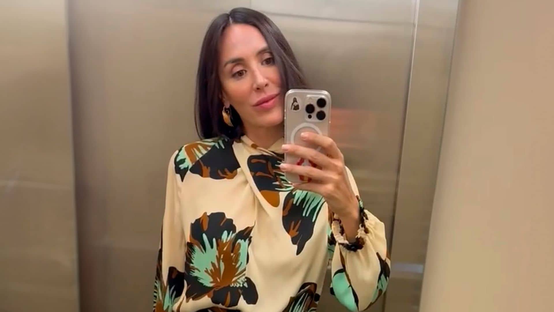 Tamara Falcó e Isabelle Junot desafían la lluvia con estos originales conjuntos estampados para una cita muy especial