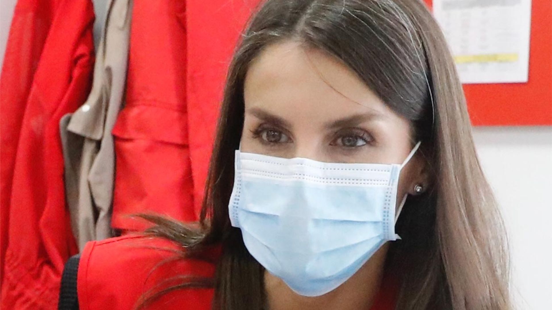 Llamadas, reuniones, supervisión del material... La Reina conoce  de primera mano la labor de los voluntarios