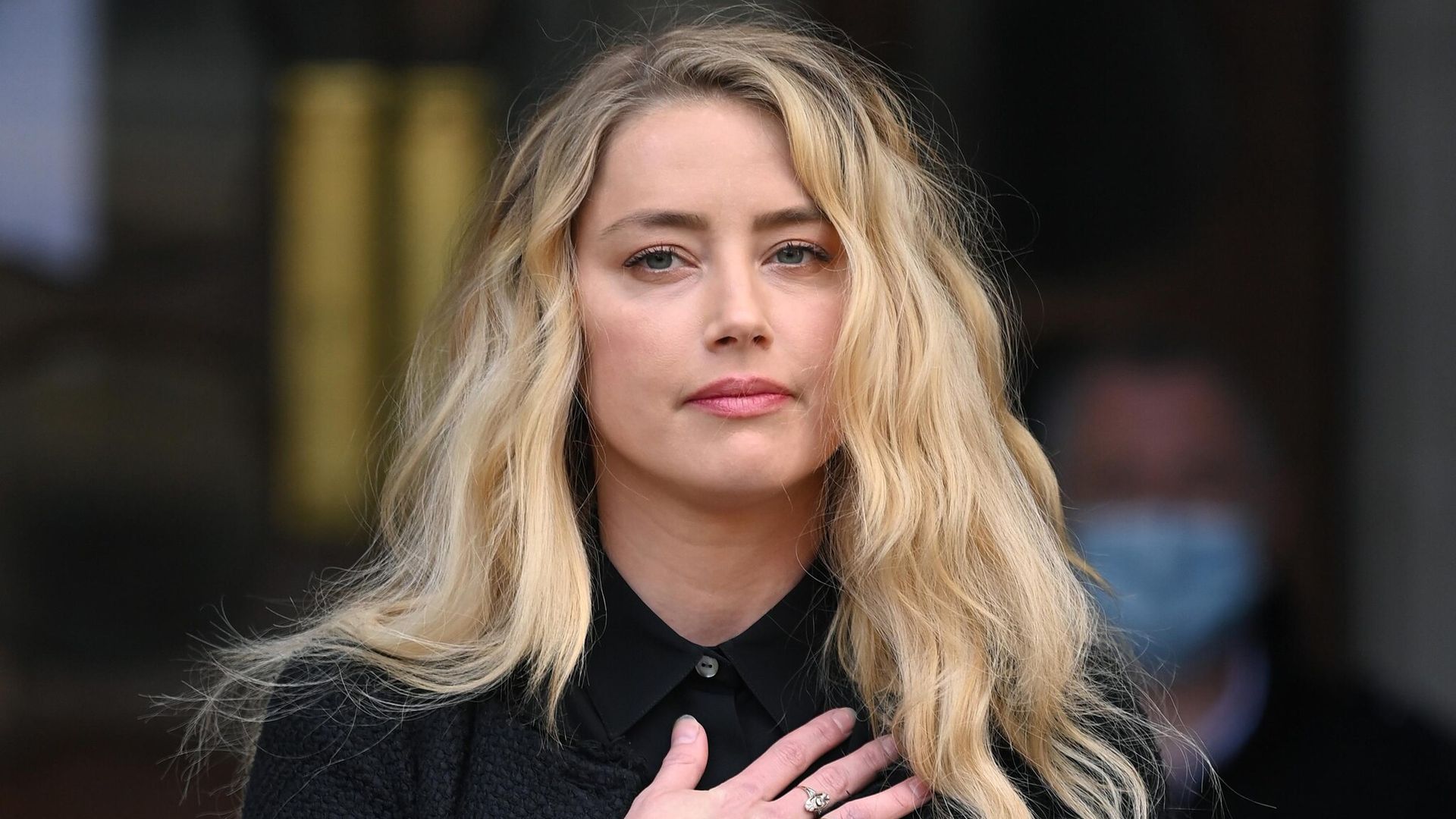 Amber Heard se olvida de todo junto a su hija en España