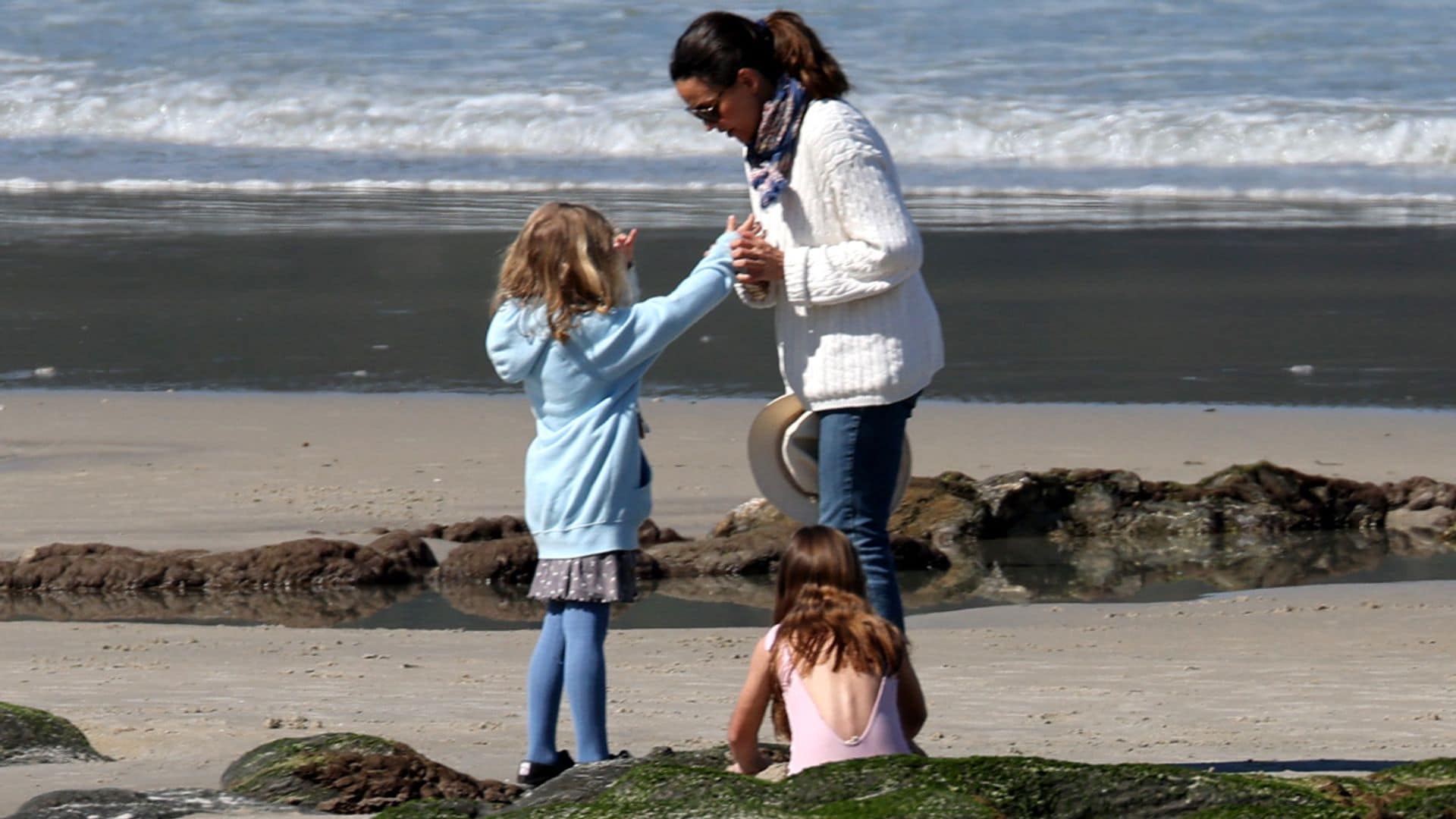 Las tiernas imágenes de María Palacios con su hija en la playa tras presentar Ana Obregón a su nieta en ¡HOLA!