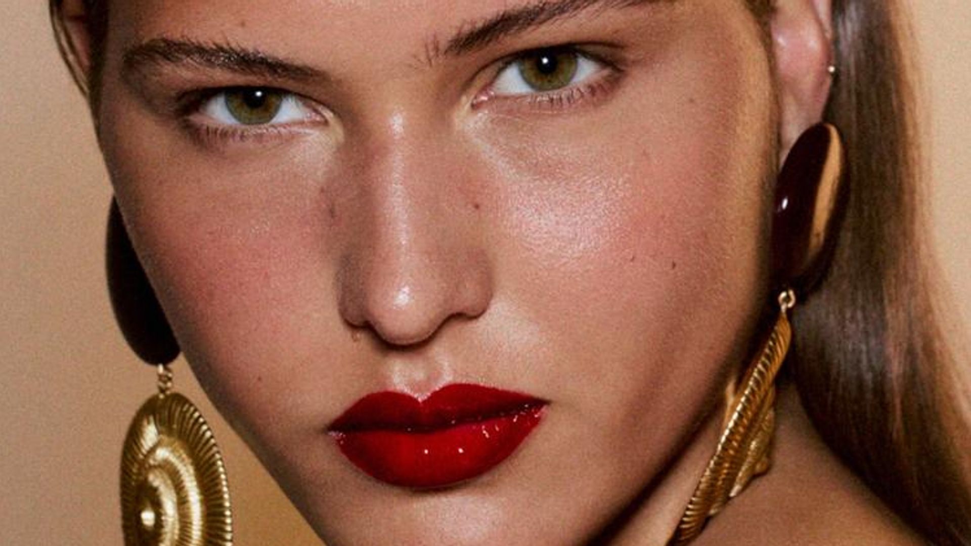 Modelo de Zara con pendientes de conchas y labios rojos