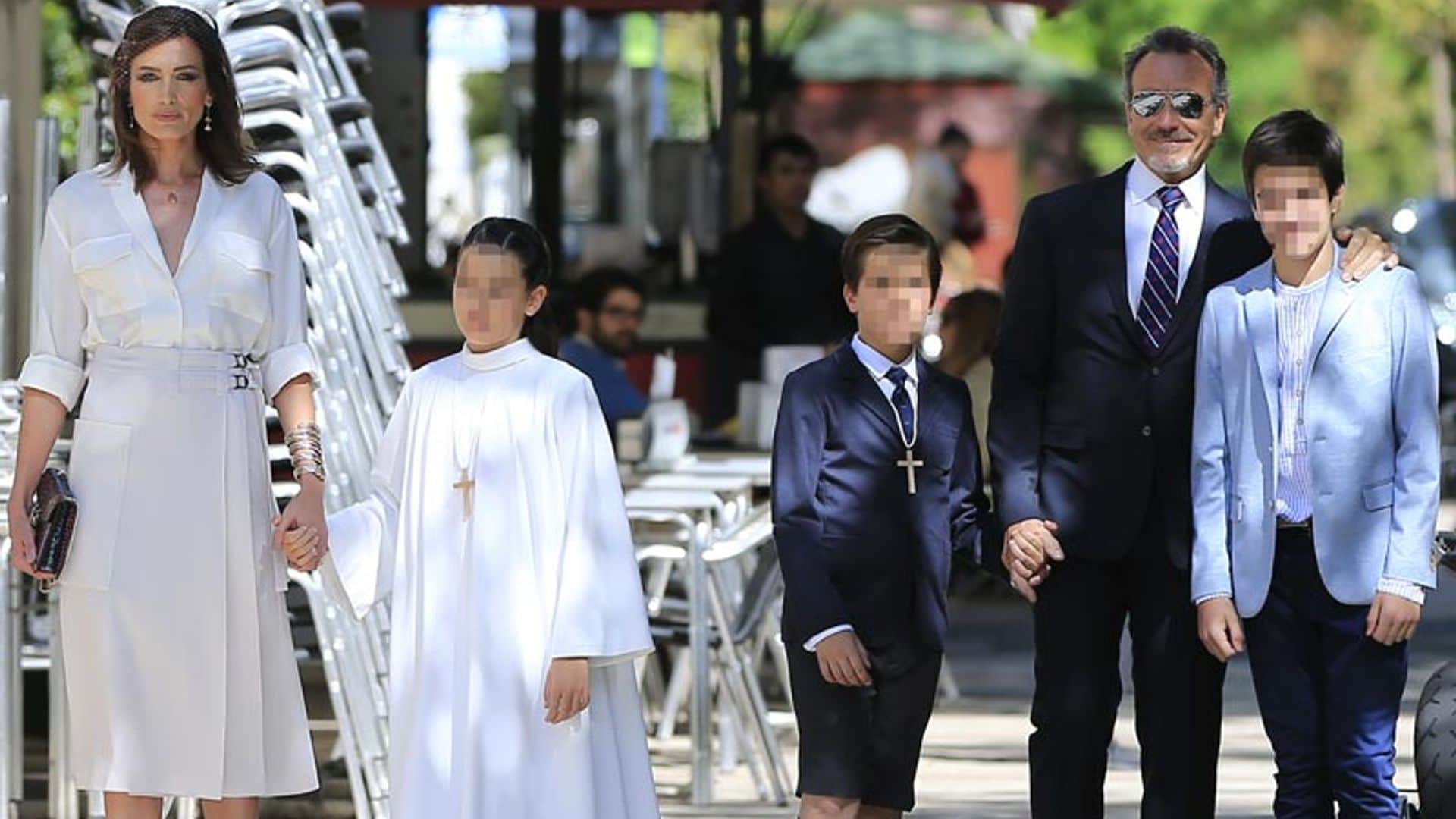Nieves Álvarez y Marco Severini, juntos en la comunión de sus hijos Bianca y Brando