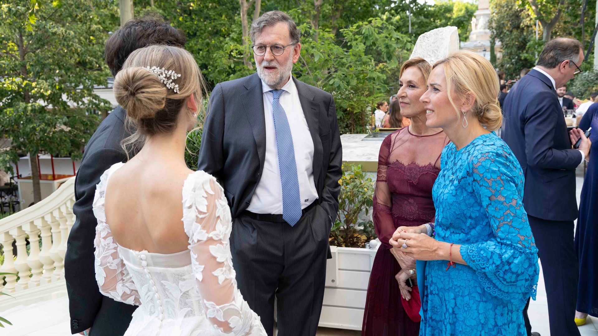 Los novios, junto con Mariano Rajoy, Elisabetta Bracco y Rocío García Alcántara, alcaldesa de Alcobendas