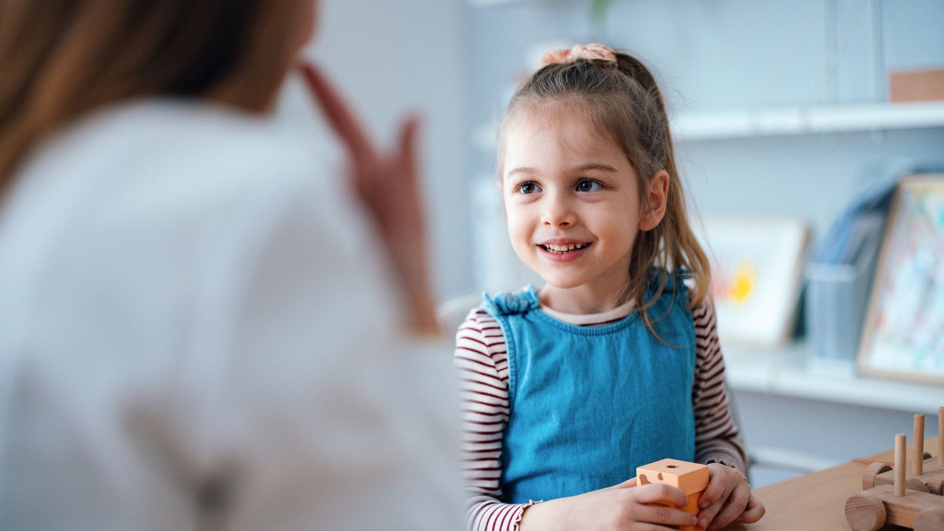 Niña observa a su madre