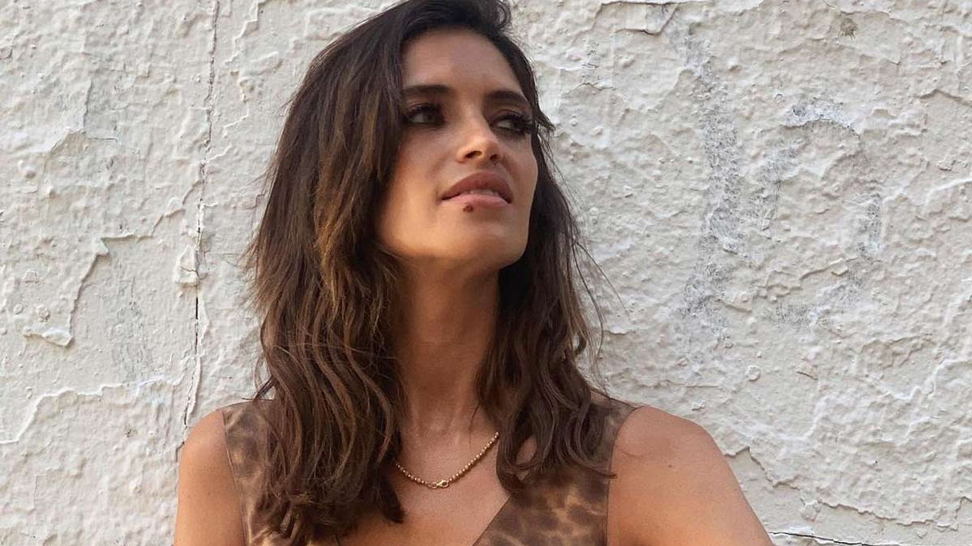 Sara Carbonero se apunta al uniforme de verano de las expertas: vestido y zapatillas