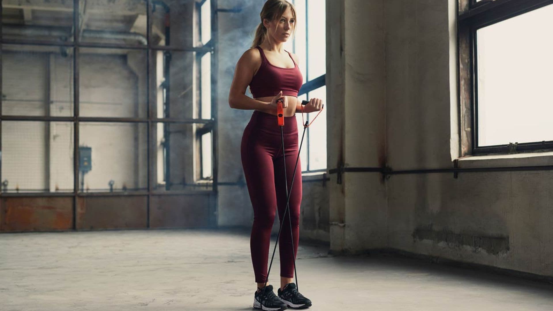 Los 7 mejores ejercicios con banda elástica que fortalecen tu cuerpo en 10 minutos