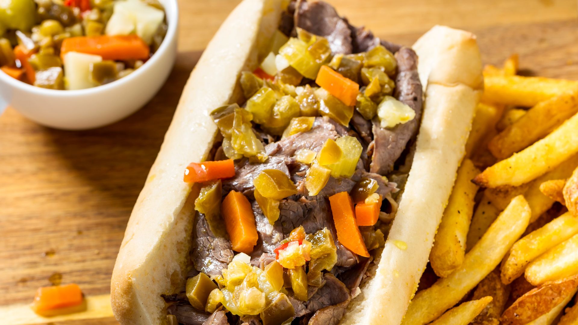 Carne de ternera asada y cortada en lonchas finas, ingrediente estrella de este bocadillo.