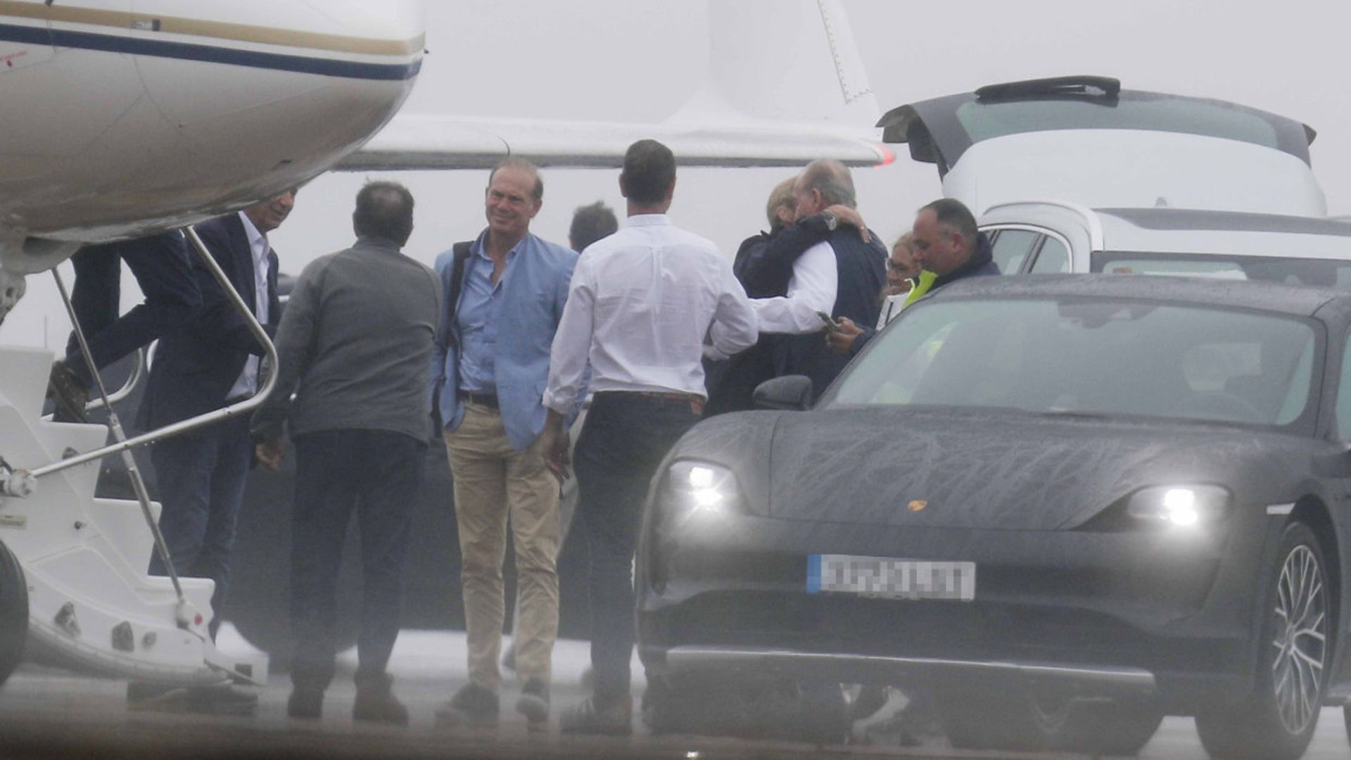 El cariñoso abrazo de la infanta Elena al rey Juan Carlos en su despedida de Galicia