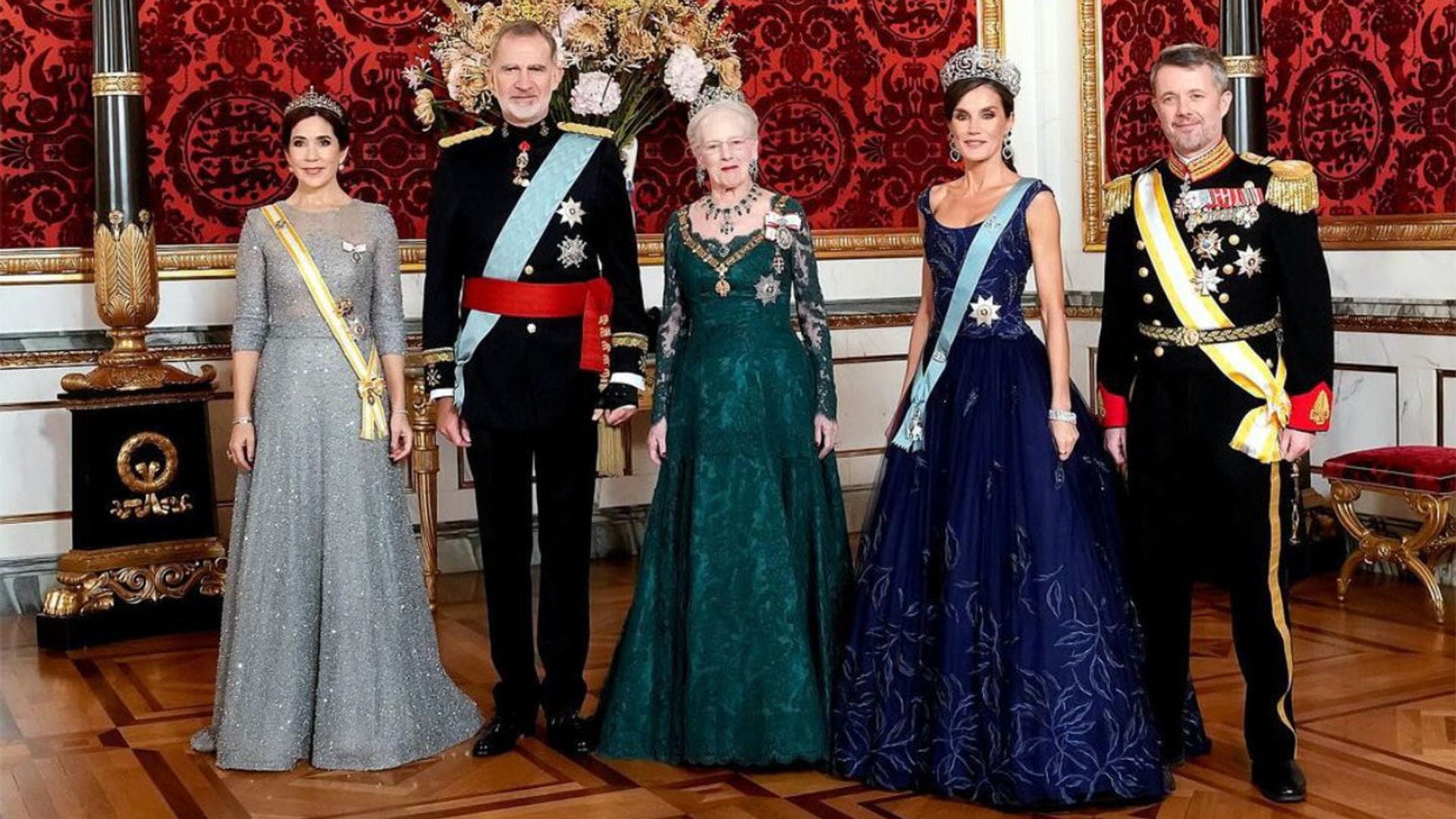 Todos los detalles de la cena de gala de la familia real danesa a los reyes Felipe y Letizia: del desfile de tiaras al menú