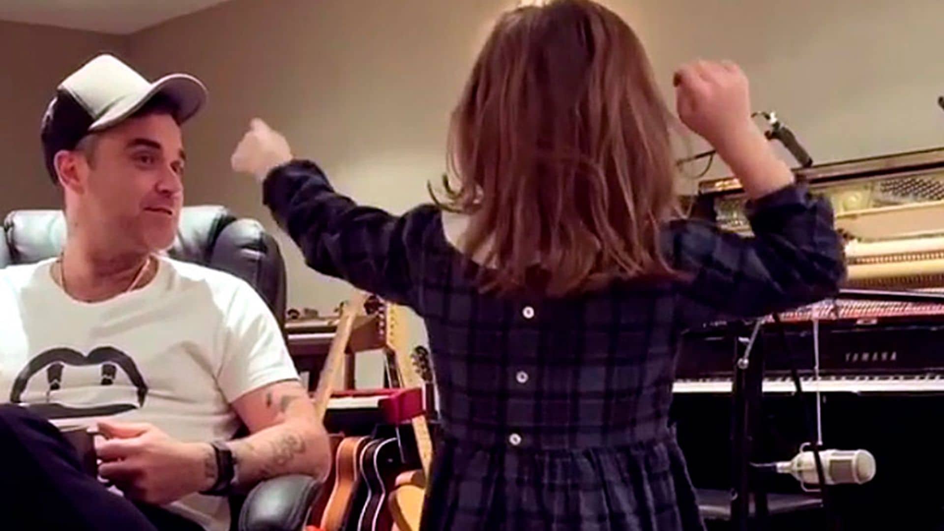 La adorable improvisación de Robbie Williams con su hija Teddy cantando una canción de cuna