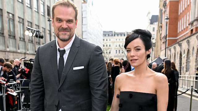 Lily Allen y David Harbour en Los Olivier Awards 2022