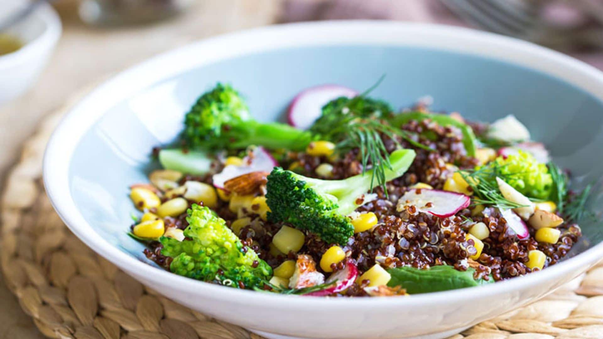 Ensalada de quinoa roja con brócoli y otros vegetales