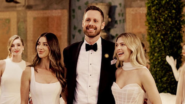 Justin Alexander junto a modelos con sus vestidos de novia