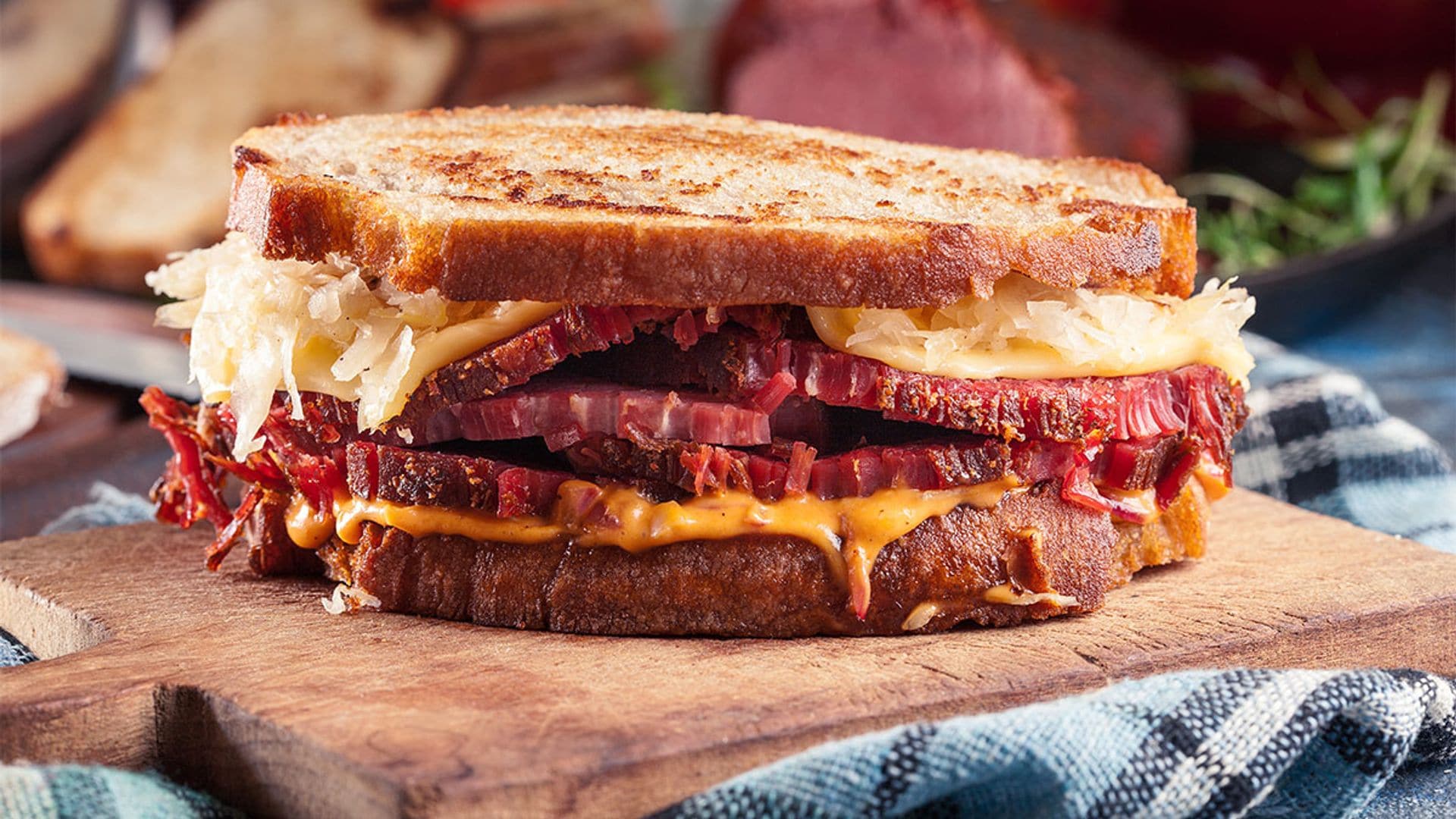 Sándwich de pastrami con queso