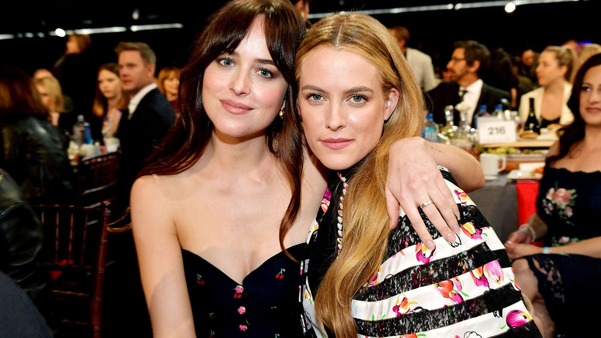 Dakota Johnson cuenta cómo nació su amistad con Riley Keough: 'Fue como encontrar un alma gemela'