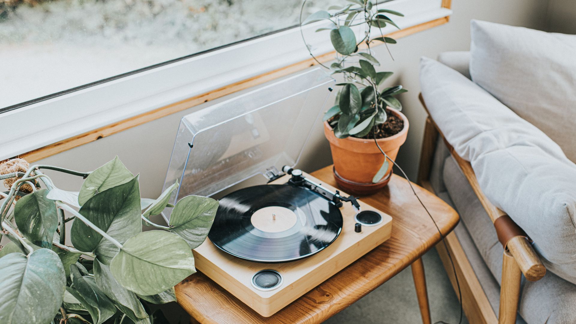 Vuelta al tocadiscos y los vinilos: tres interioristas nos dan las claves para diseñar el rincón musical perfecto en casa