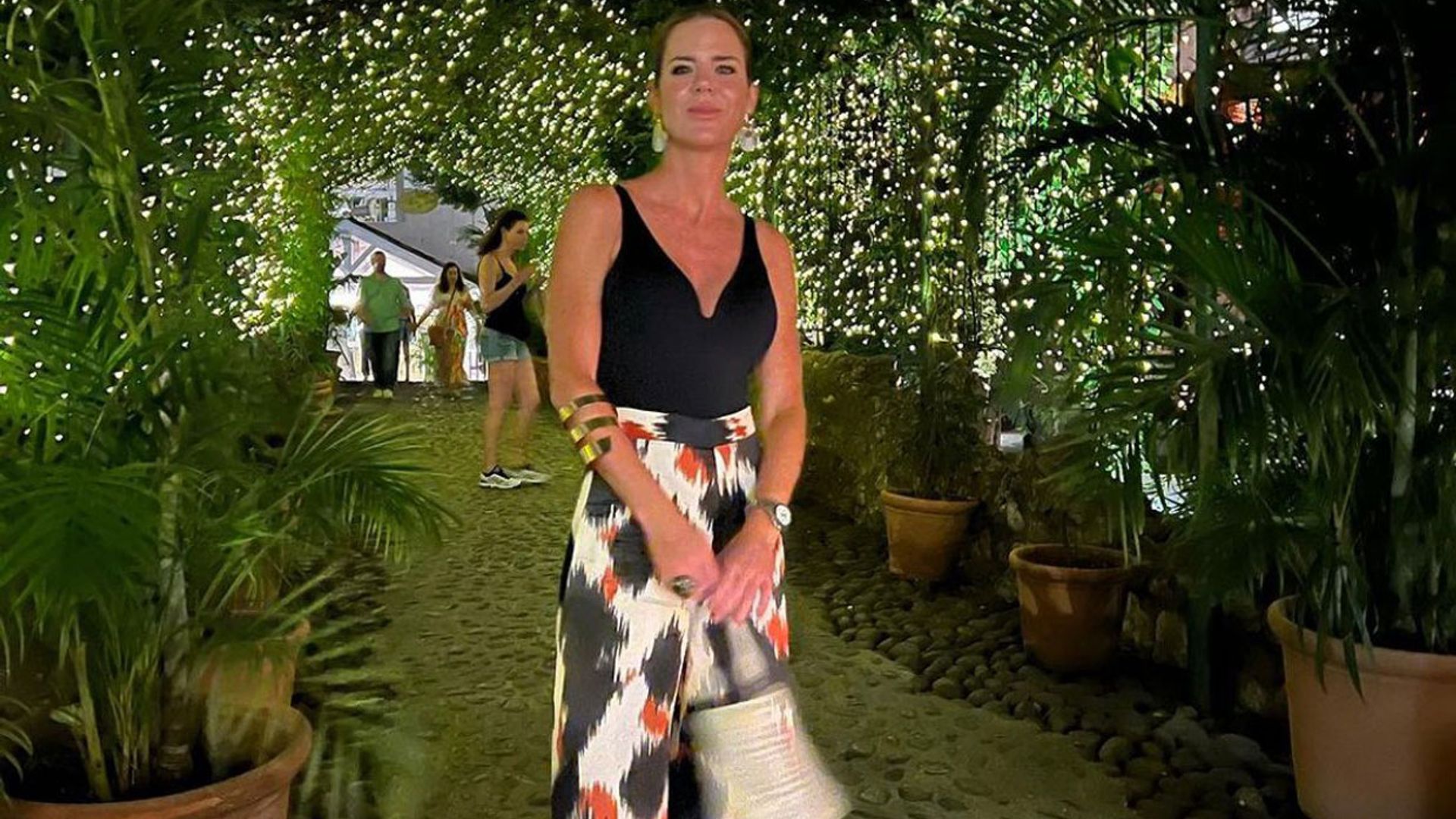 Amelia Bono arrasa en Marbella con cuatro estilismos versátiles y elegantes para las noches de verano
