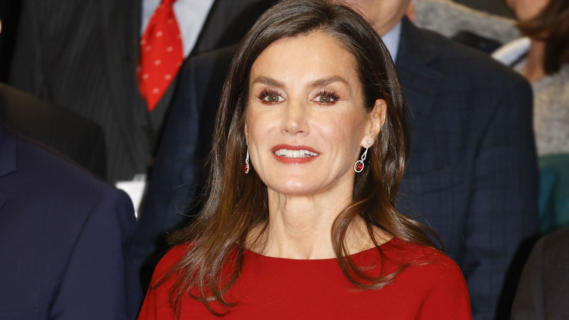 La reina Letizia se adelanta en Avilés a la Navidad con su vestido rojo, cinturón ancho y botas