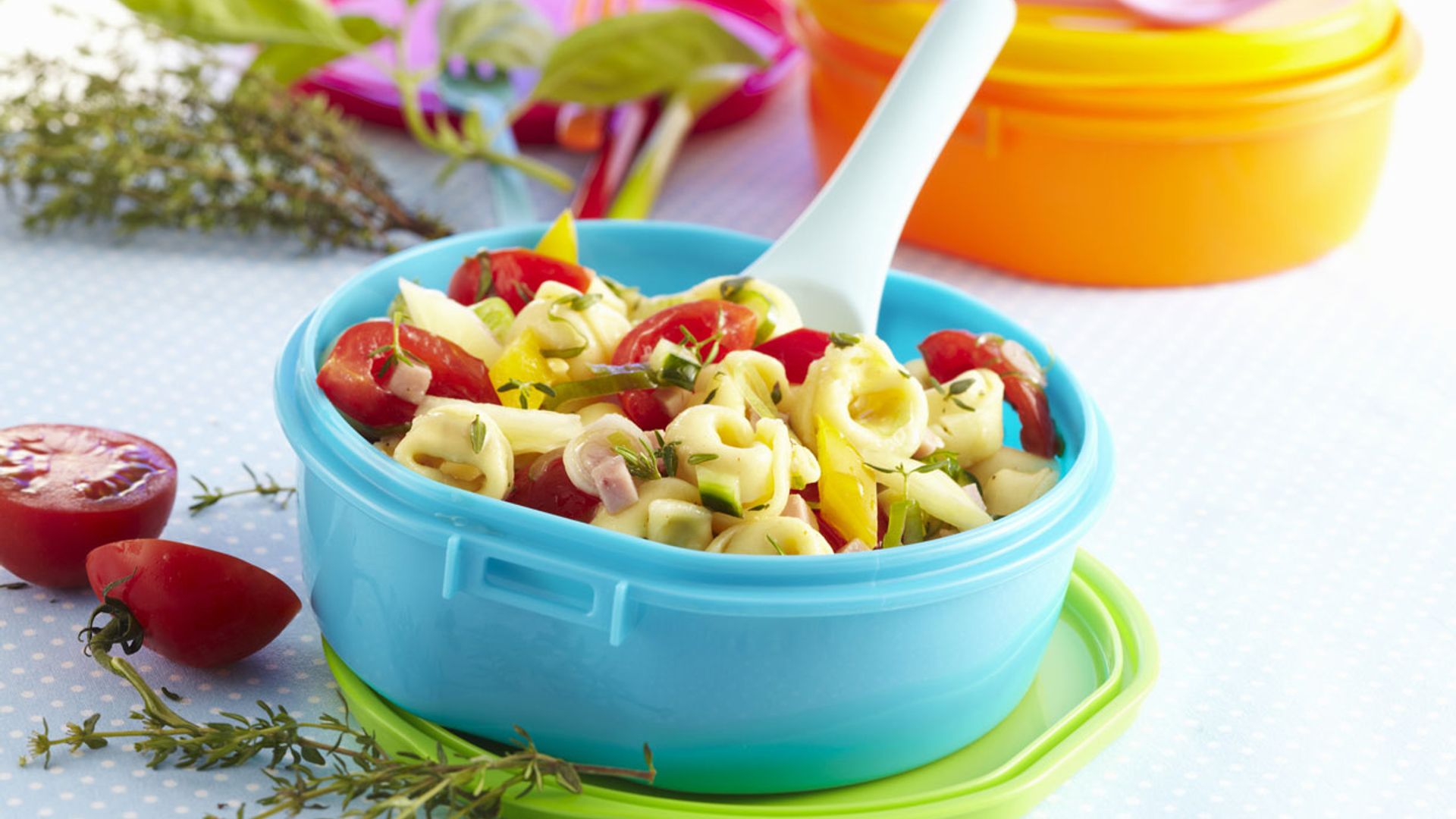 La regla del 50/25/25 y otras recomendaciones para preparar un 'tupper' saludable en verano