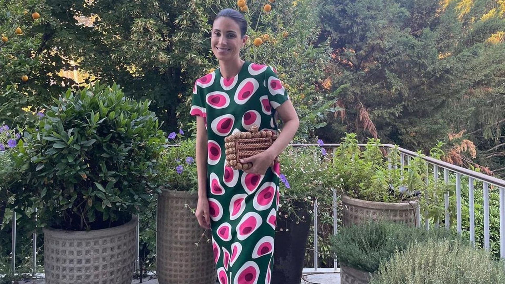 El elegante zapato plano con el que Sassa de Osma adapta sus looks de invitada al día a día
