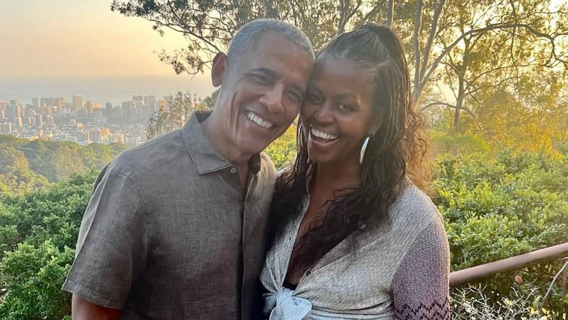 Barack Obama sorprende con esta rara imagen con su mujer Michelle y sus hijas