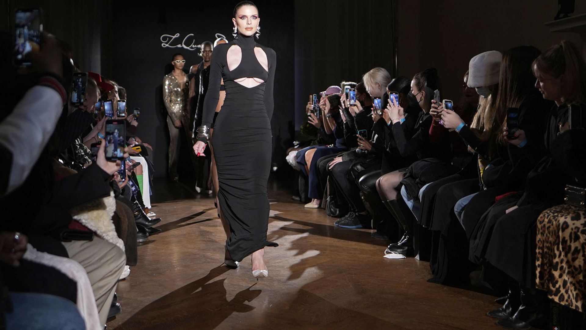 Julia Fox debuta sobre la pasarela tras su ruptura con Kanye West