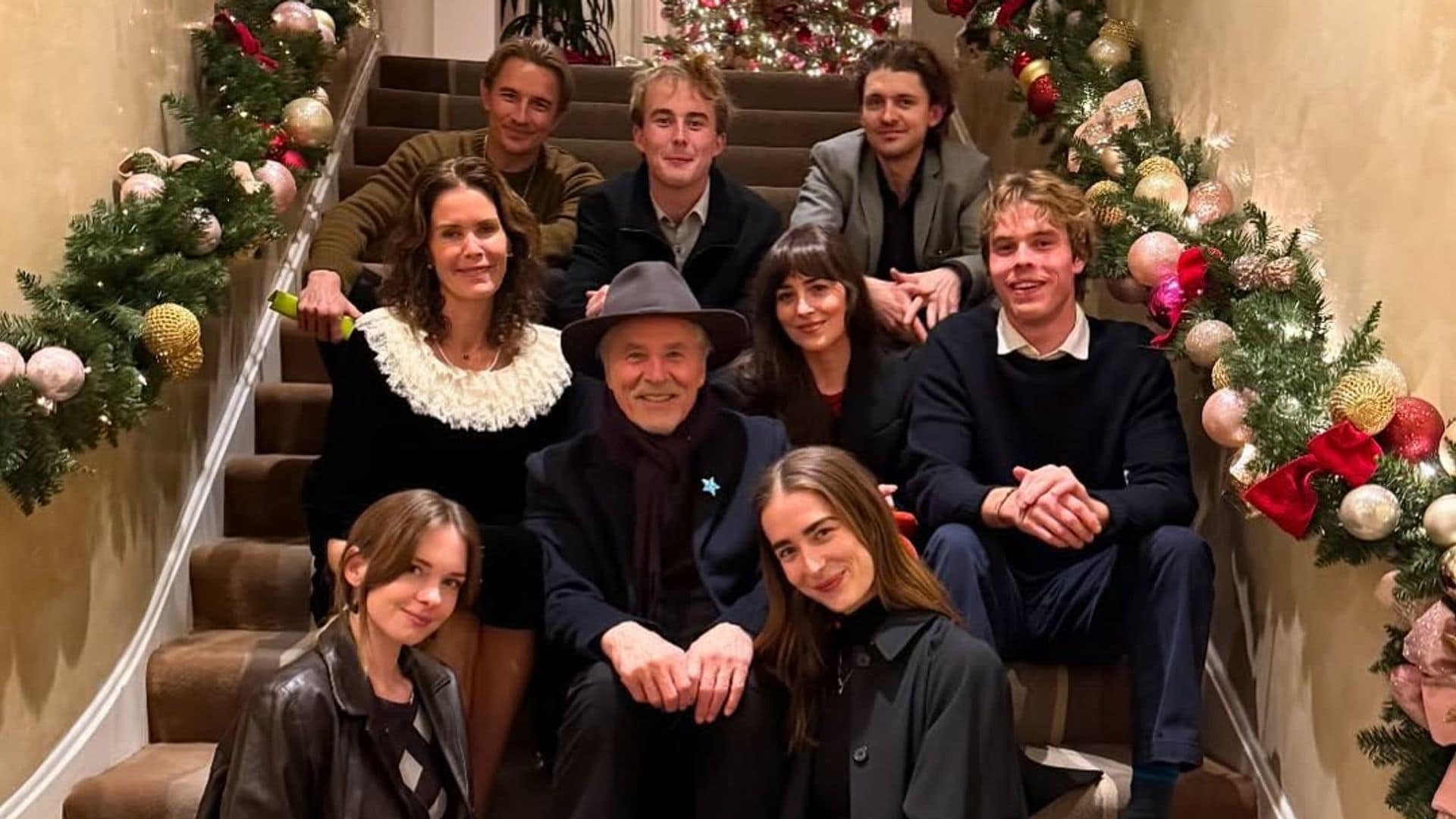 Don Johnson celebra su 75 cumpleaños con sus 6 hijos y Stella Banderas como una más en la familia