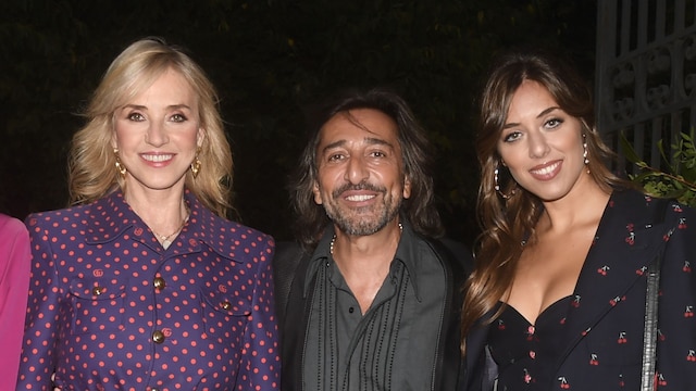 Antonio Carmona y Mariola Orellana posan junto a sus dos hijas, también cantantes, Lucía y Marina