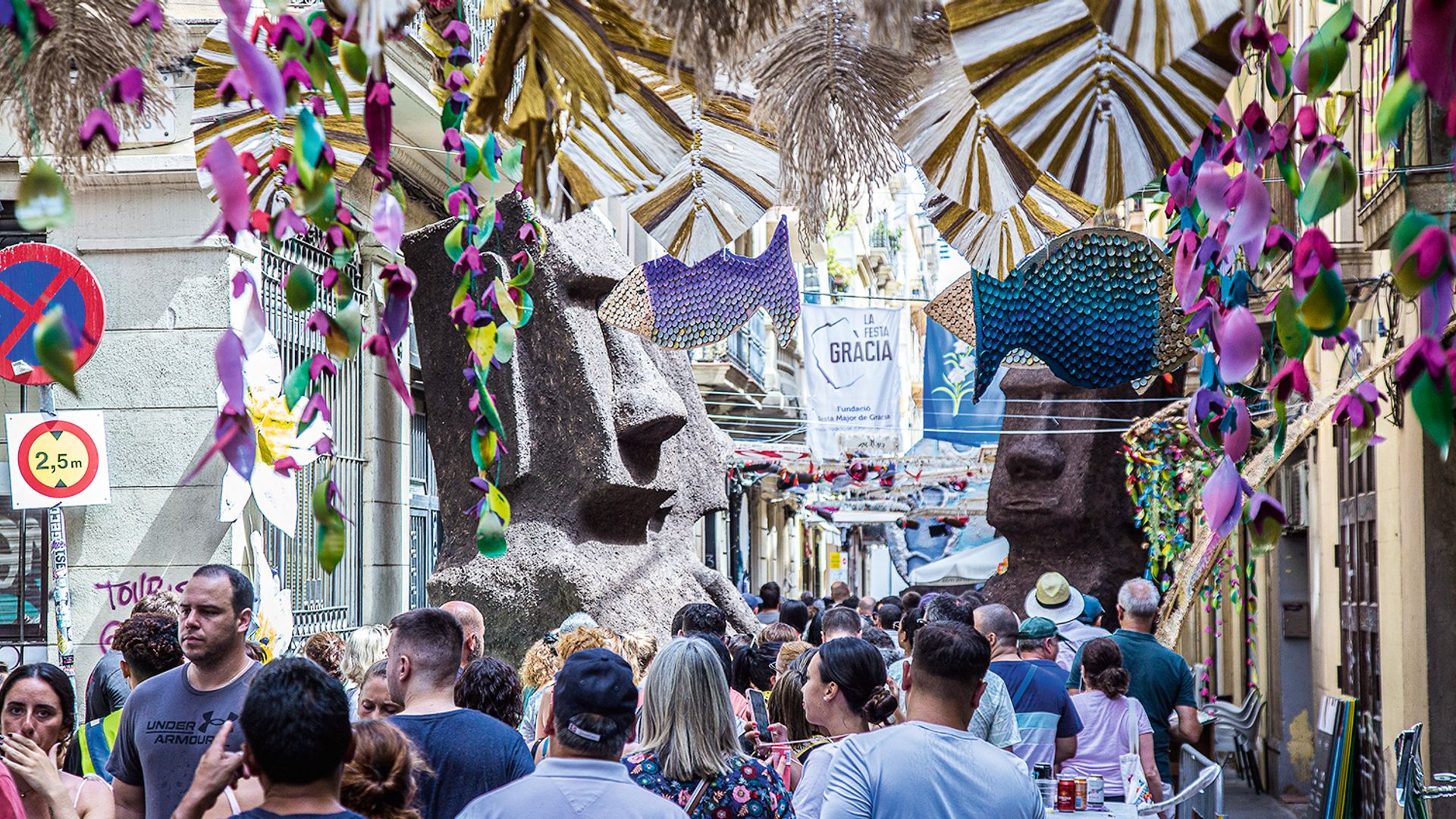 Calles decoradas en las fiestas de Gràcia en Barcelona