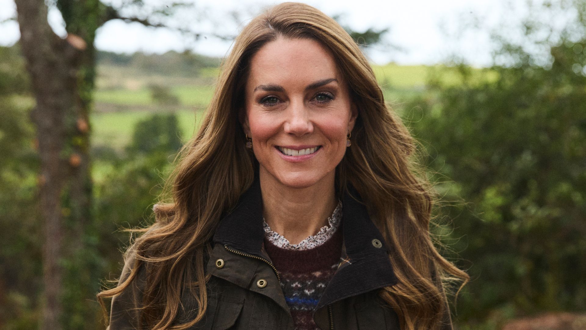 Kate Middleton posa con una chaqueta de Barbour y un jersey estampado en una imagen