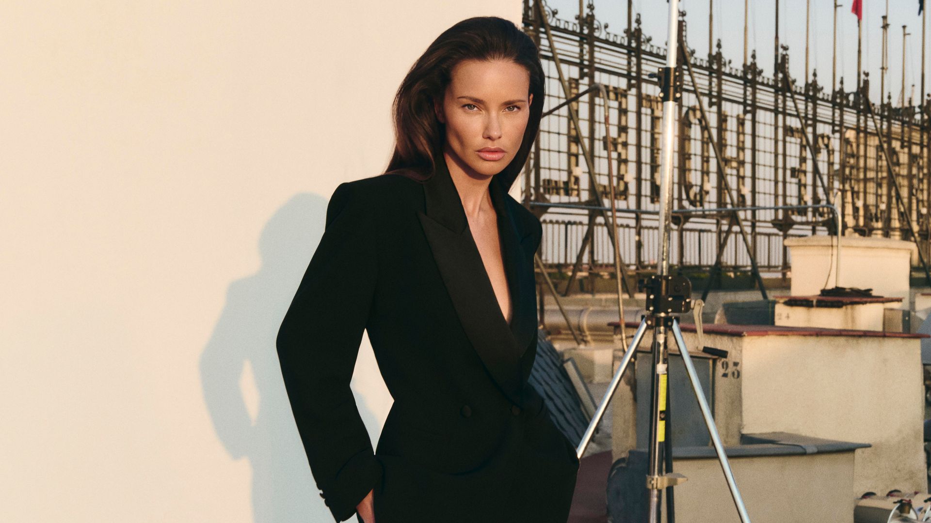Adriana Lima deslumbrante como imagen del otoño de El Corte Inglés: entre bastidores, sastrería y puro glamour